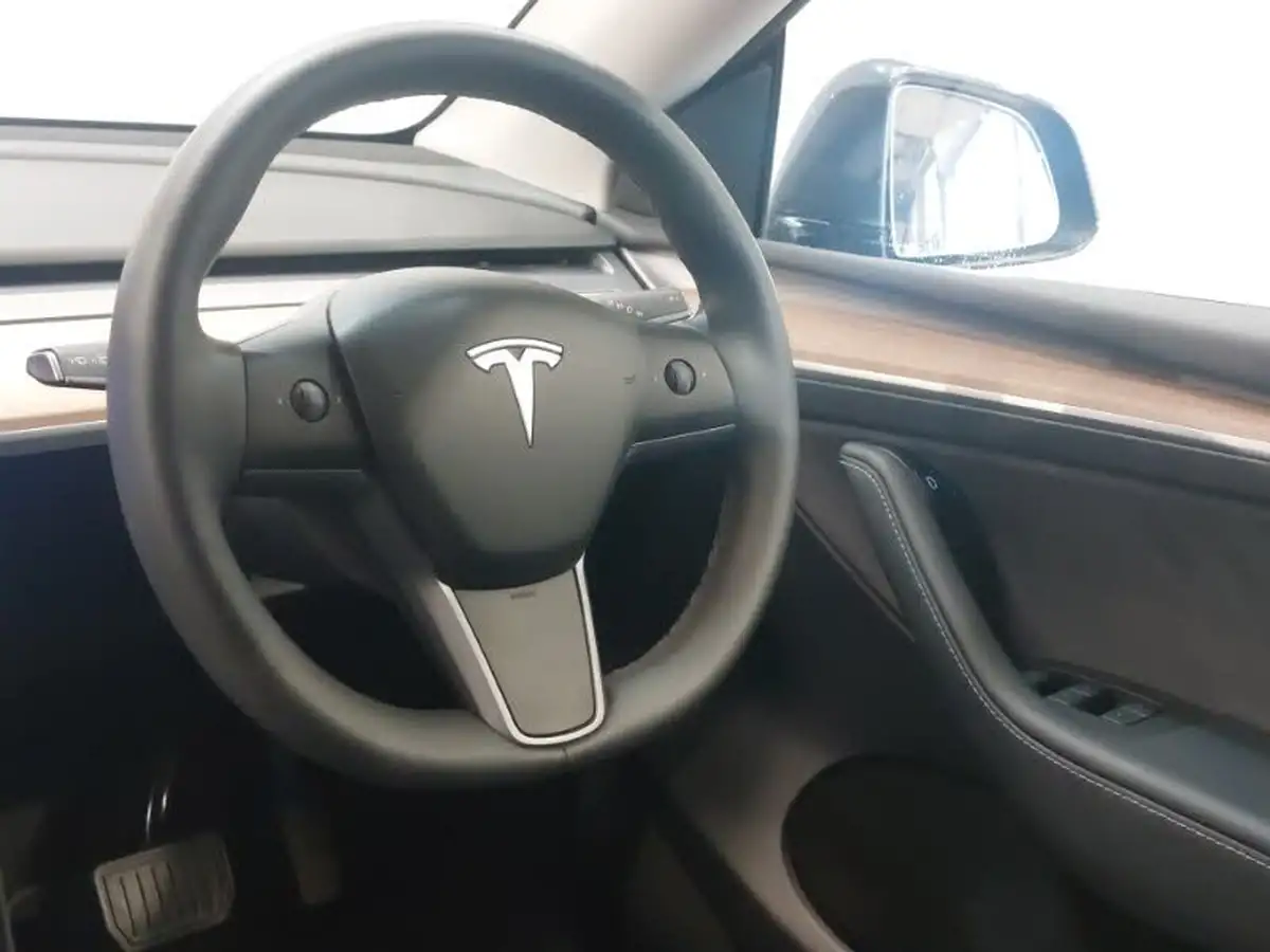 2022-tesla-model-y-e-long-range-big-10