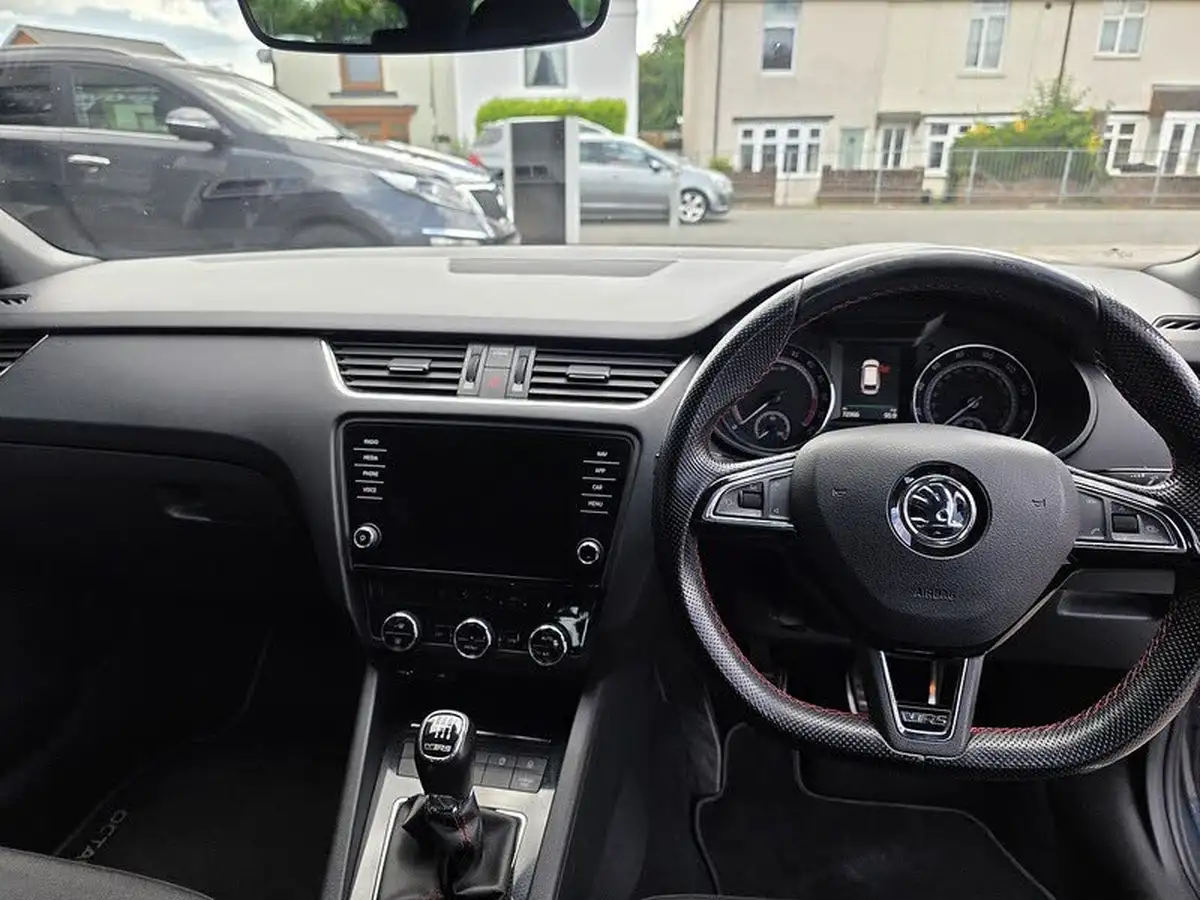 2017-skoda-octavia-20tdi-vrs-estate-big-16