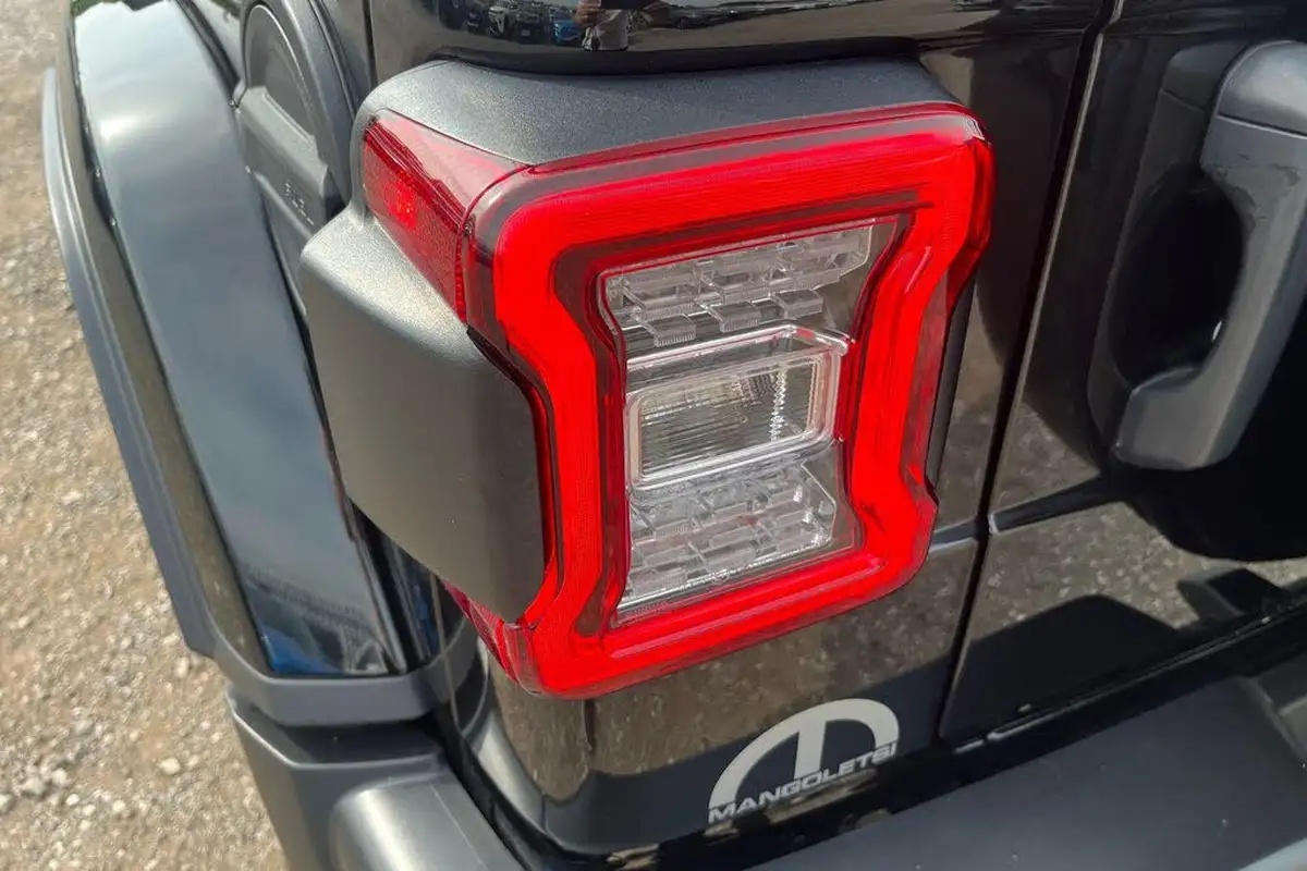 2022-jeep-wrangler-20-gme-overland-5d-big-26