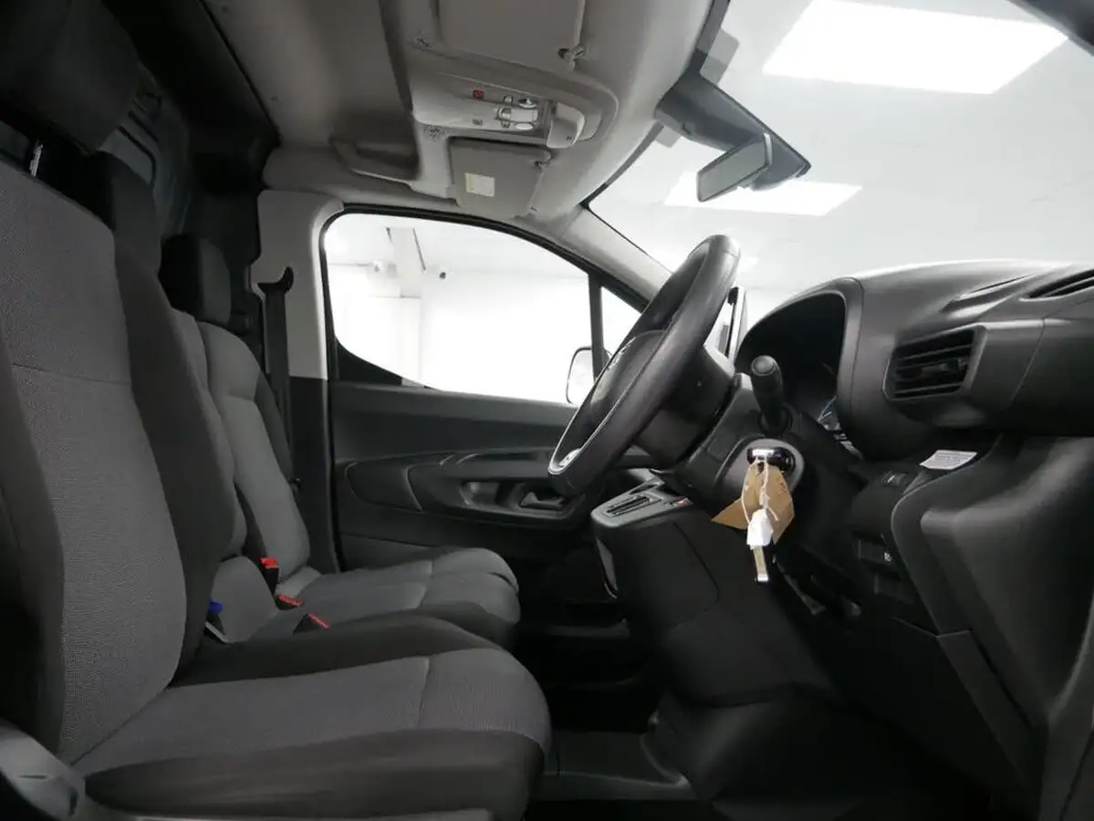 2022-toyota-proace-city-e-icon-l2-big-13