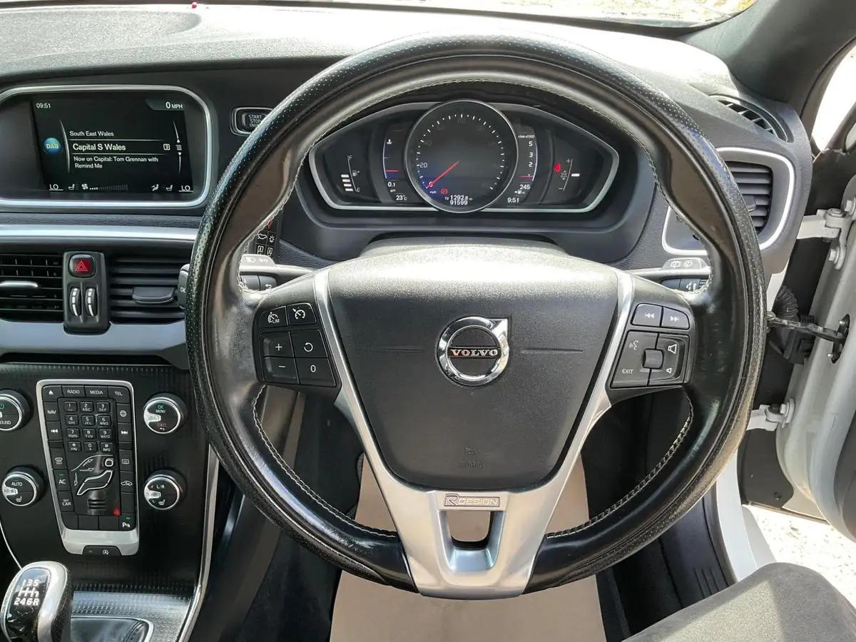 2016-volvo-v40-20td-d2-r-design-pro-big-21
