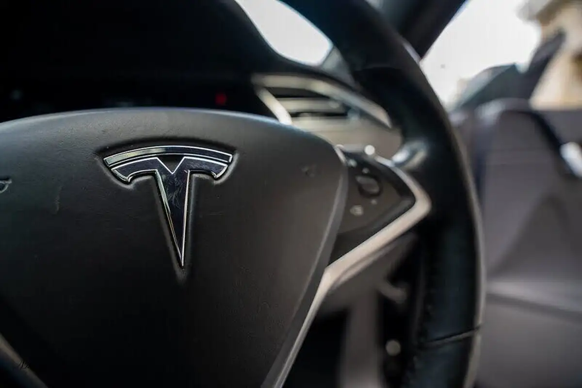 2017-tesla-model-s-e-90d-311kw-big-37