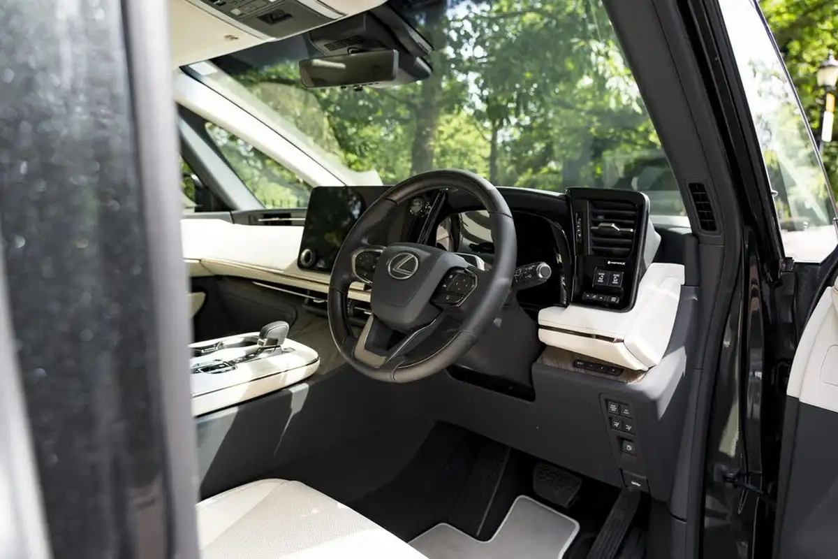 2025-lexus-lm-350h-25-awd-big-18