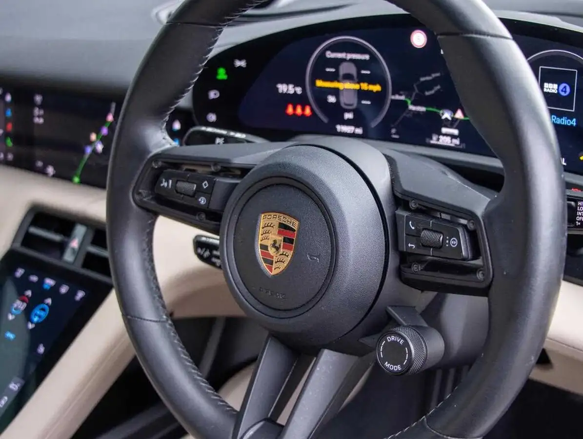 2023-porsche-taycan-e-4s-sport-turismo-571ps-performance-battery-plus-big-12