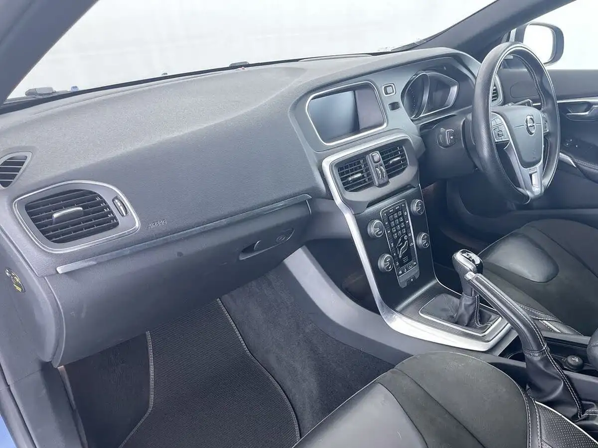 2018-volvo-v40-20td-d3-r-design-nav-plus-big-33