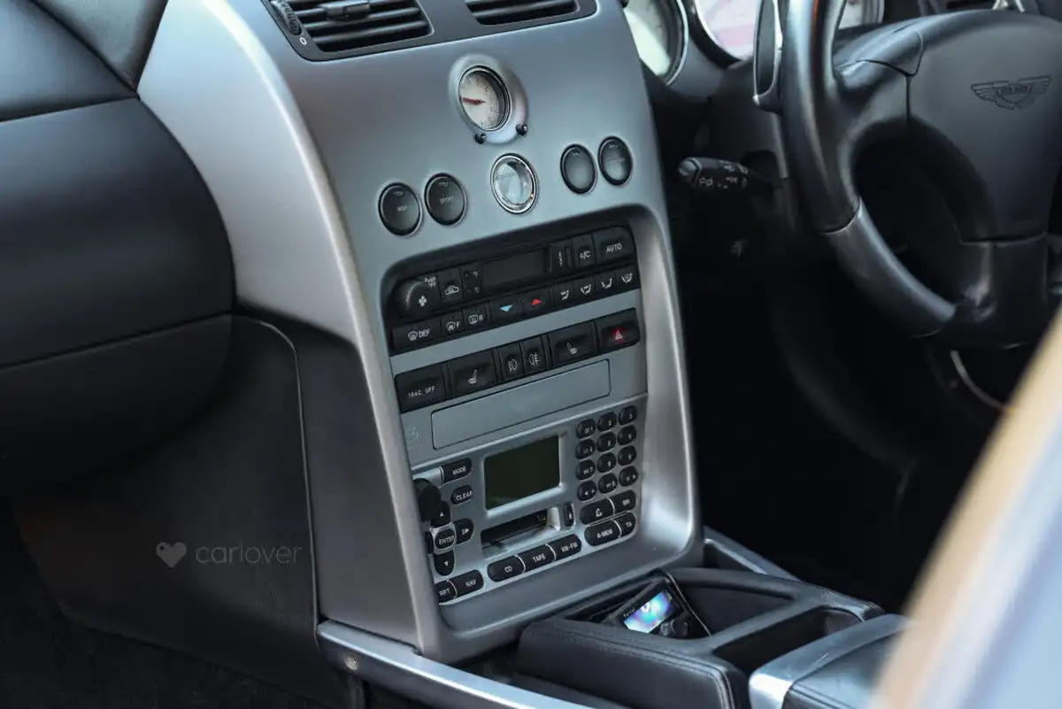 2004-aston-martin-vanquish-59-big-47