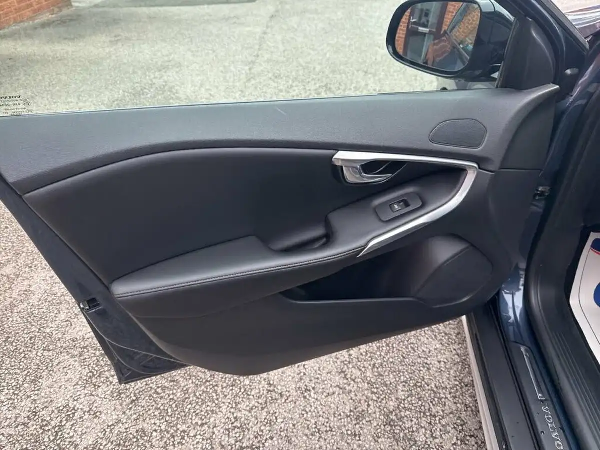 2018-volvo-v40-20td-d2-cross-country-pro-big-39