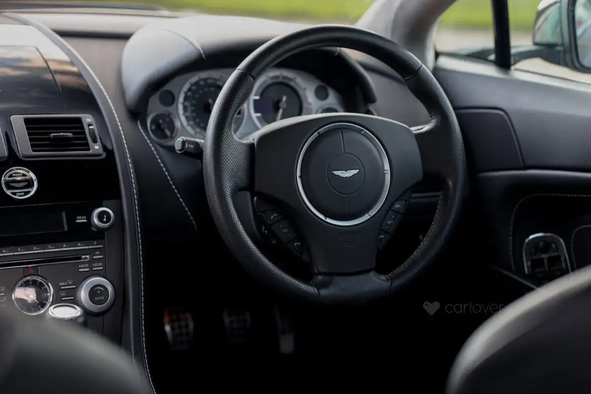 2013-aston-martin-vantage-47-coupe-big-70