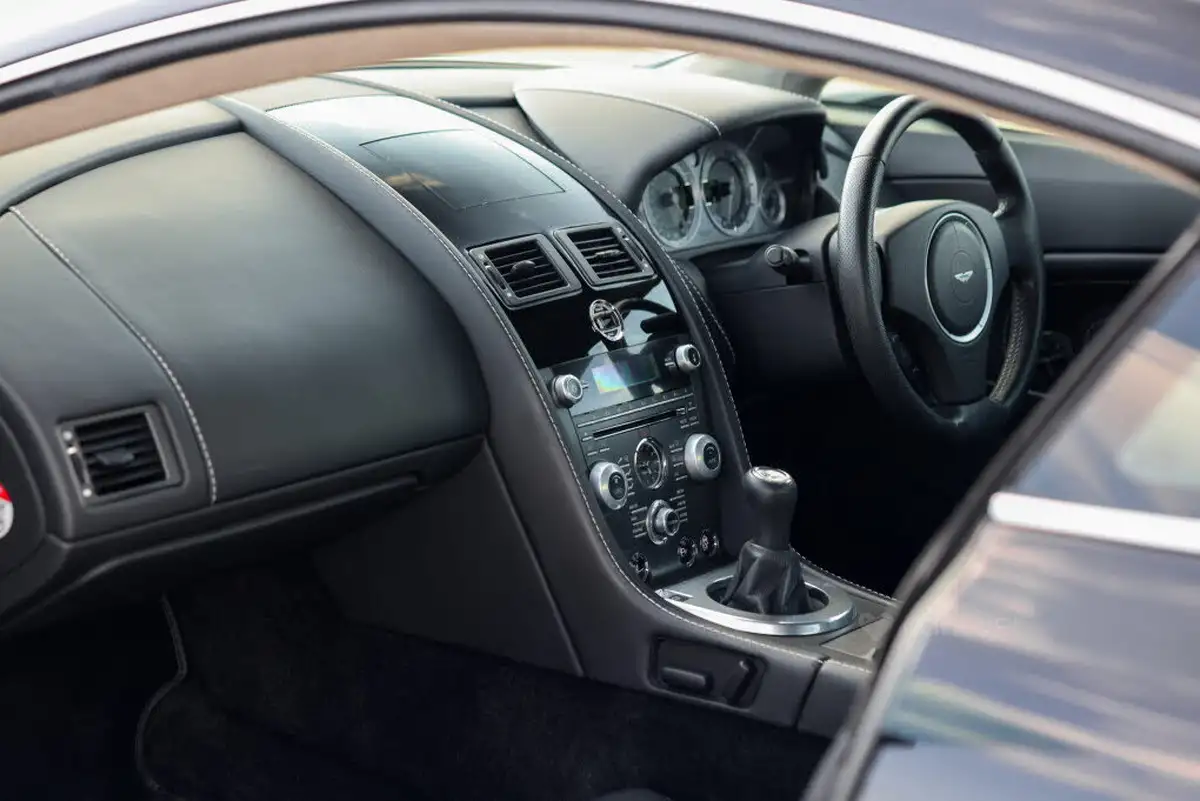 2013-aston-martin-vantage-47-coupe-big-46