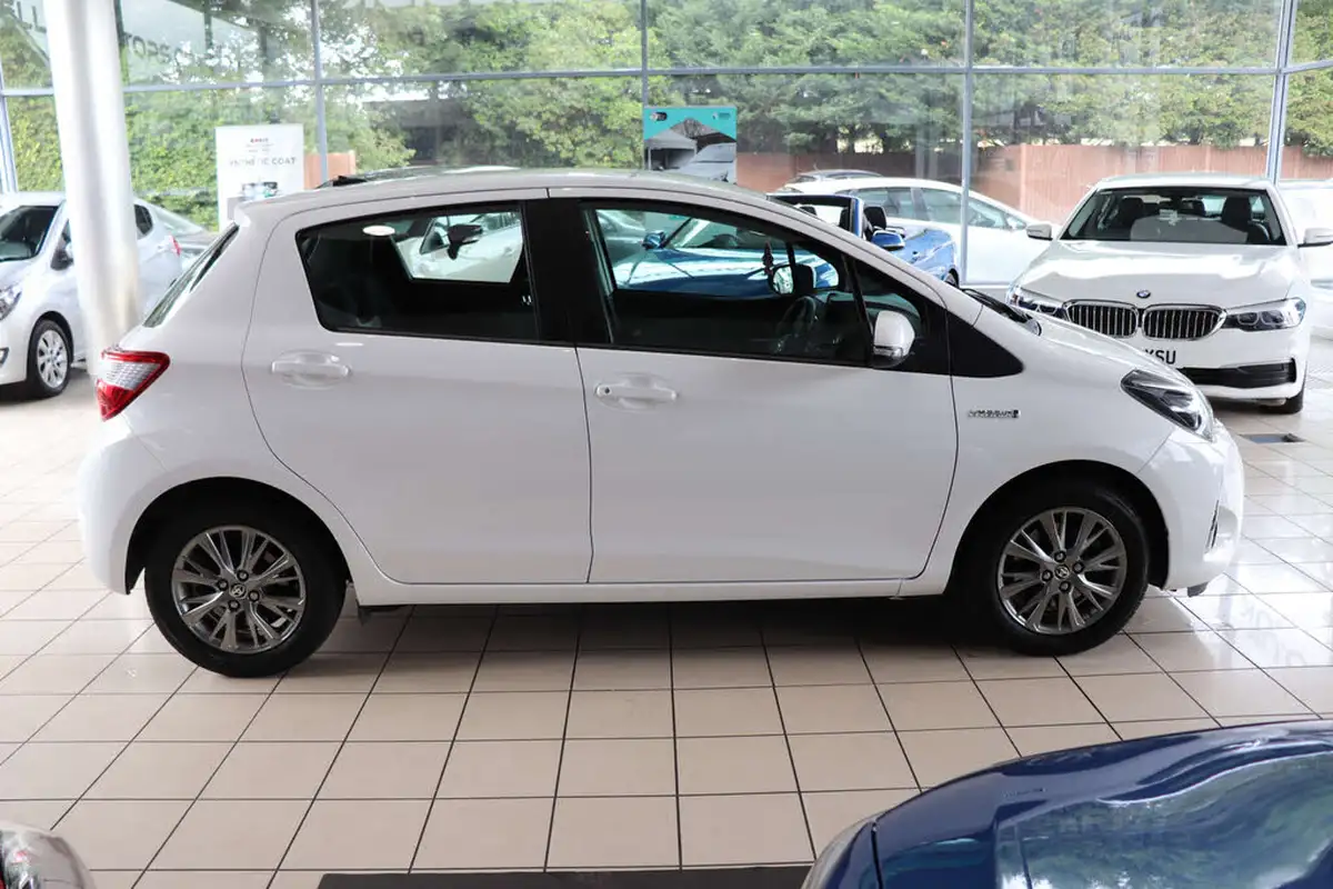 2020-toyota-yaris-15-vvt-i-icon-98bhp-hybrid-1497cc-e-cvt-big-8