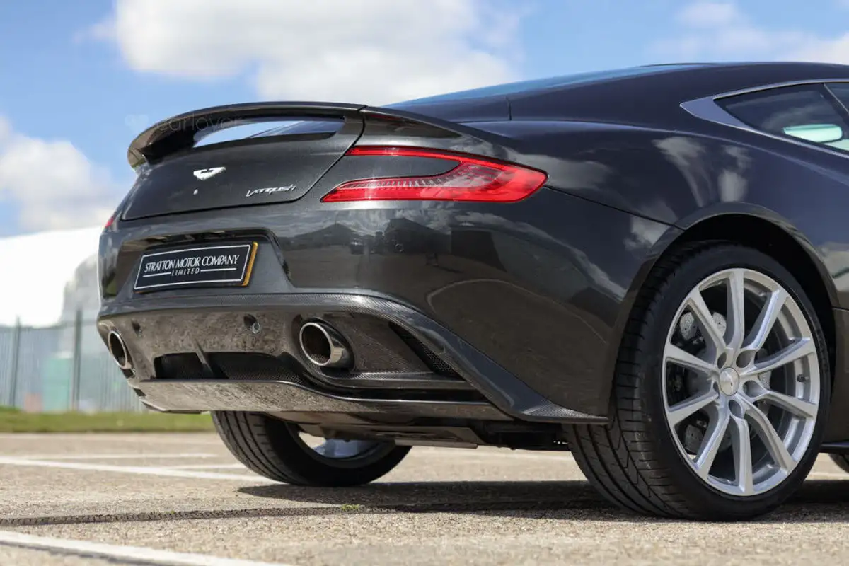 2013-aston-martin-vanquish-59-big-11