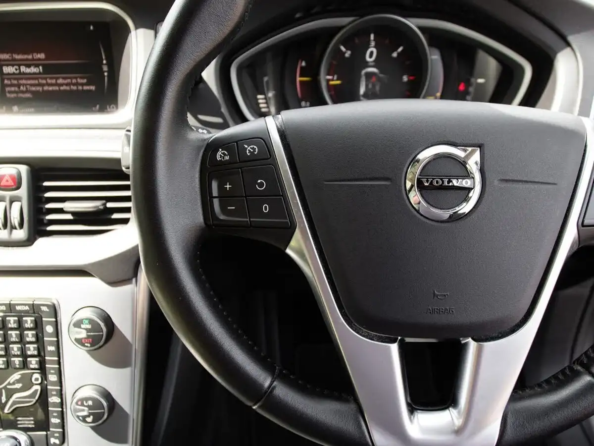 2018-volvo-v40-20td-d3-inscription-geartronic-big-18