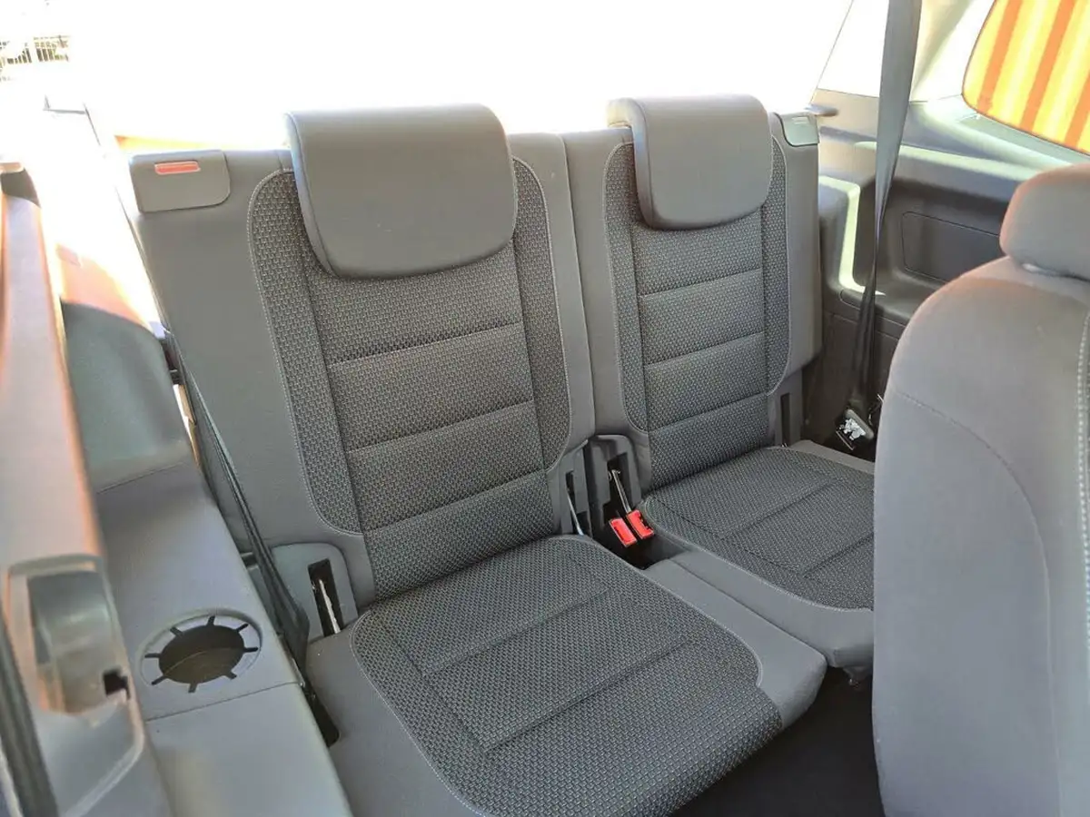 2014-volkswagen-touran-big-26