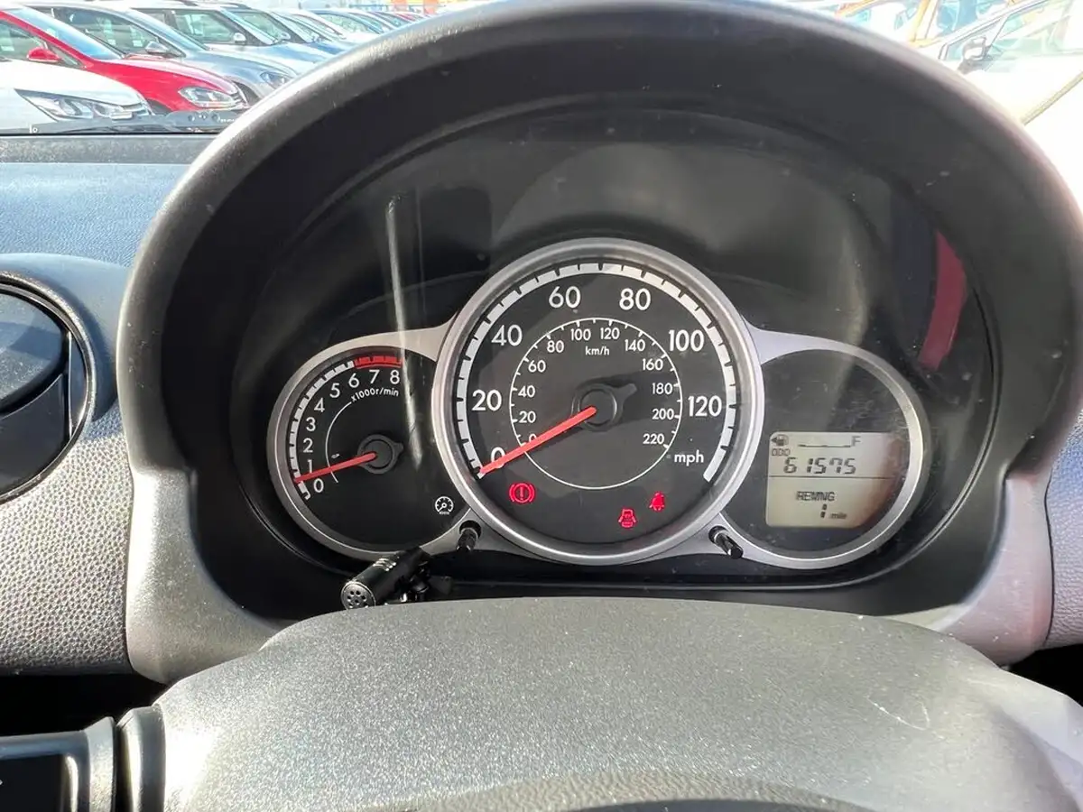 2013-mazda-mazda2-13-venture-big-20