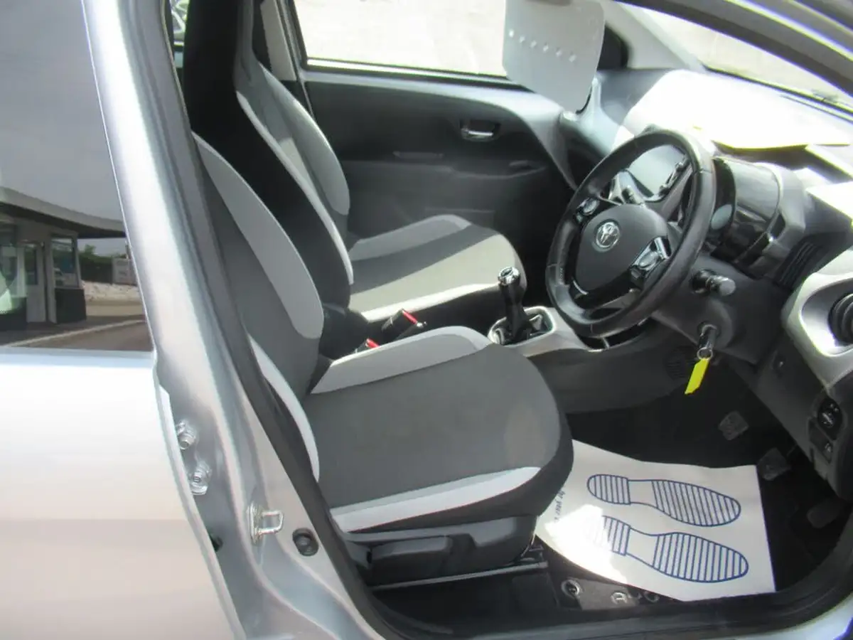 2017-toyota-aygo-10-vvt-i-x-play-71bhp-5d-big-9