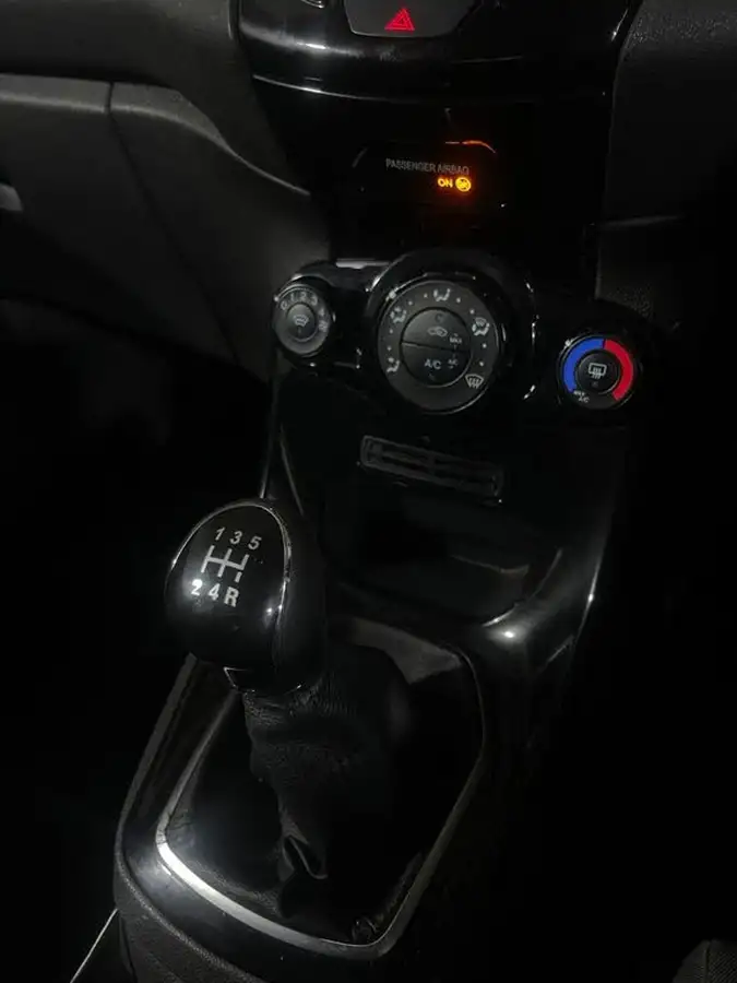 2015-ford-fiesta-125-zetec-3d-big-24