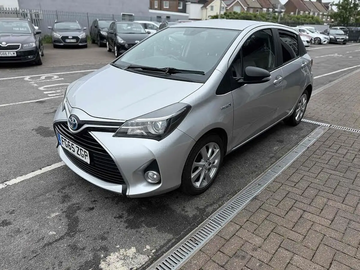 2015-toyota-yaris-15-vvt-i-sport-hybrid-big-2