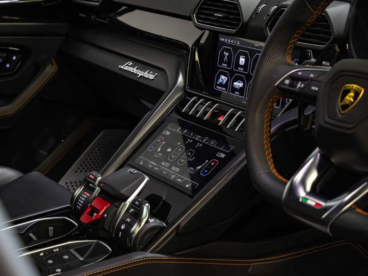 2021-lamborghini-urus-40-no-trim-big-11