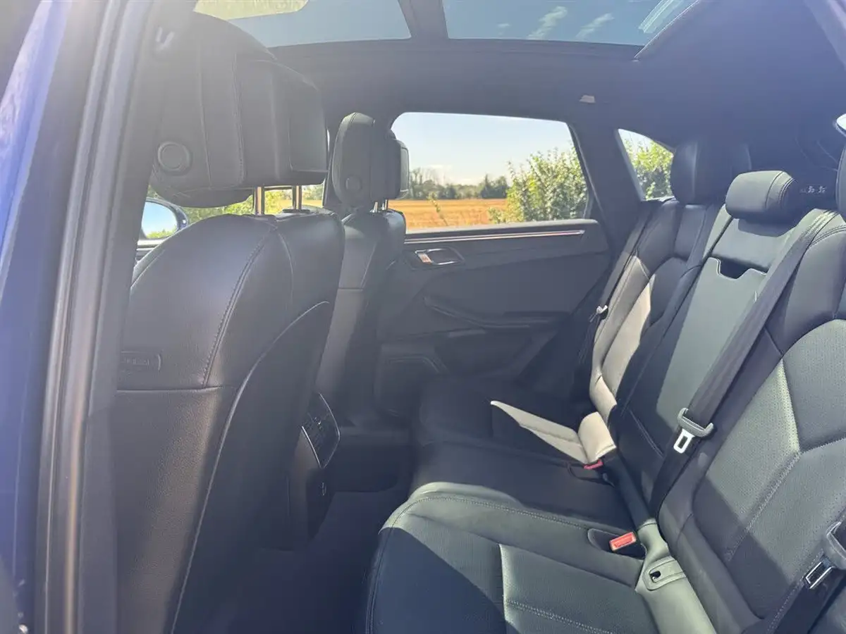 2023-porsche-macan-20-big-16
