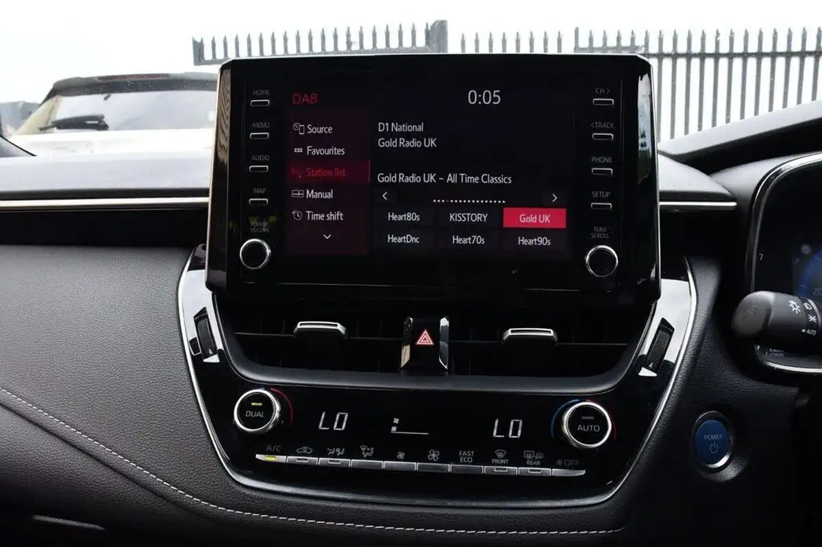 2020-toyota-corolla-18-vvt-i-icon-tech-spare-wheel-touring-sports-5d-big-41