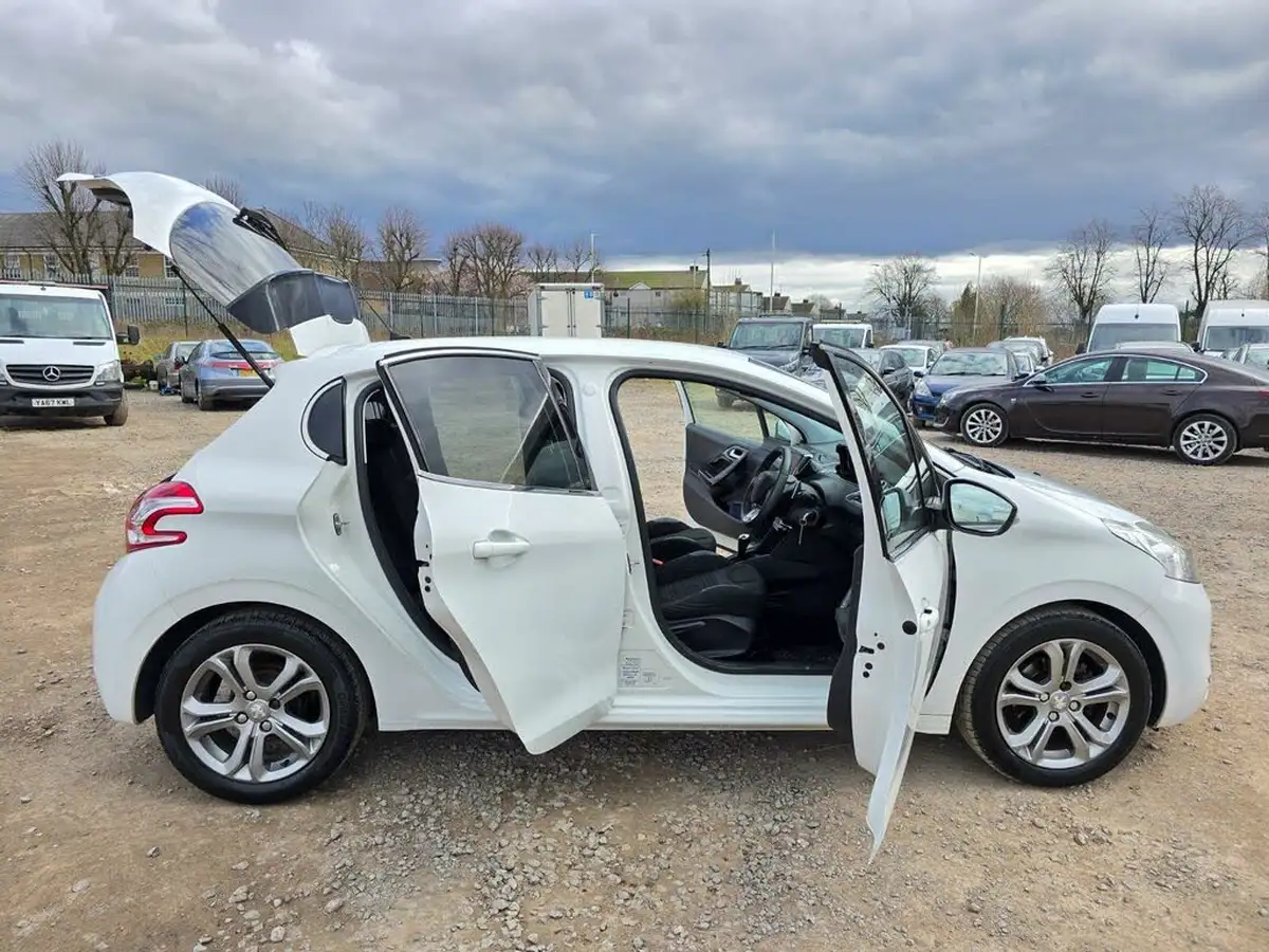 2014-peugeot-208-12-allure-ss-5d-egc-big-16
