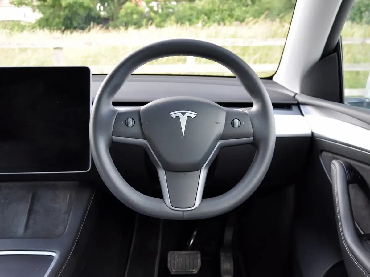 2022-tesla-model-y-e-long-range-big-27