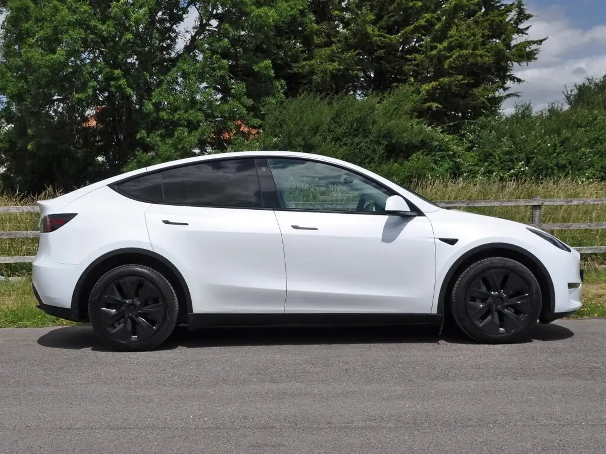 2022-tesla-model-y-e-long-range-big-3