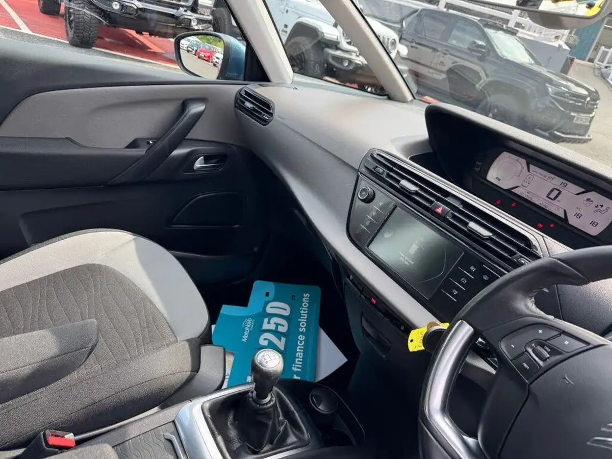 2015-citroen-c4-picasso-16bluehdi-vtr-120ps-big-10