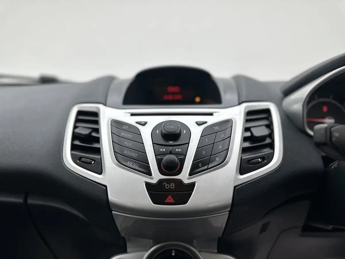 2012-ford-fiesta-125-zetec-5d-big-31