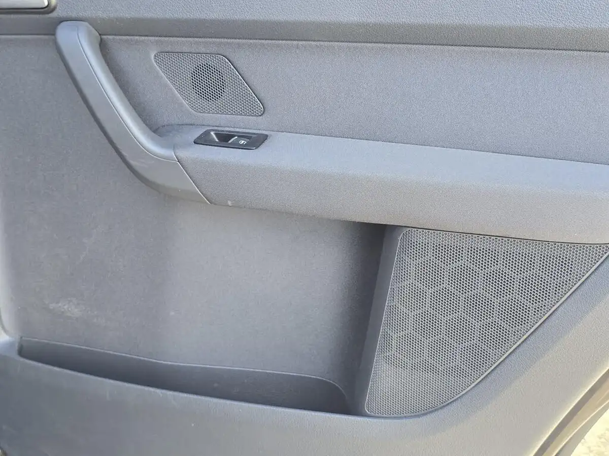 2014-volkswagen-touran-big-27