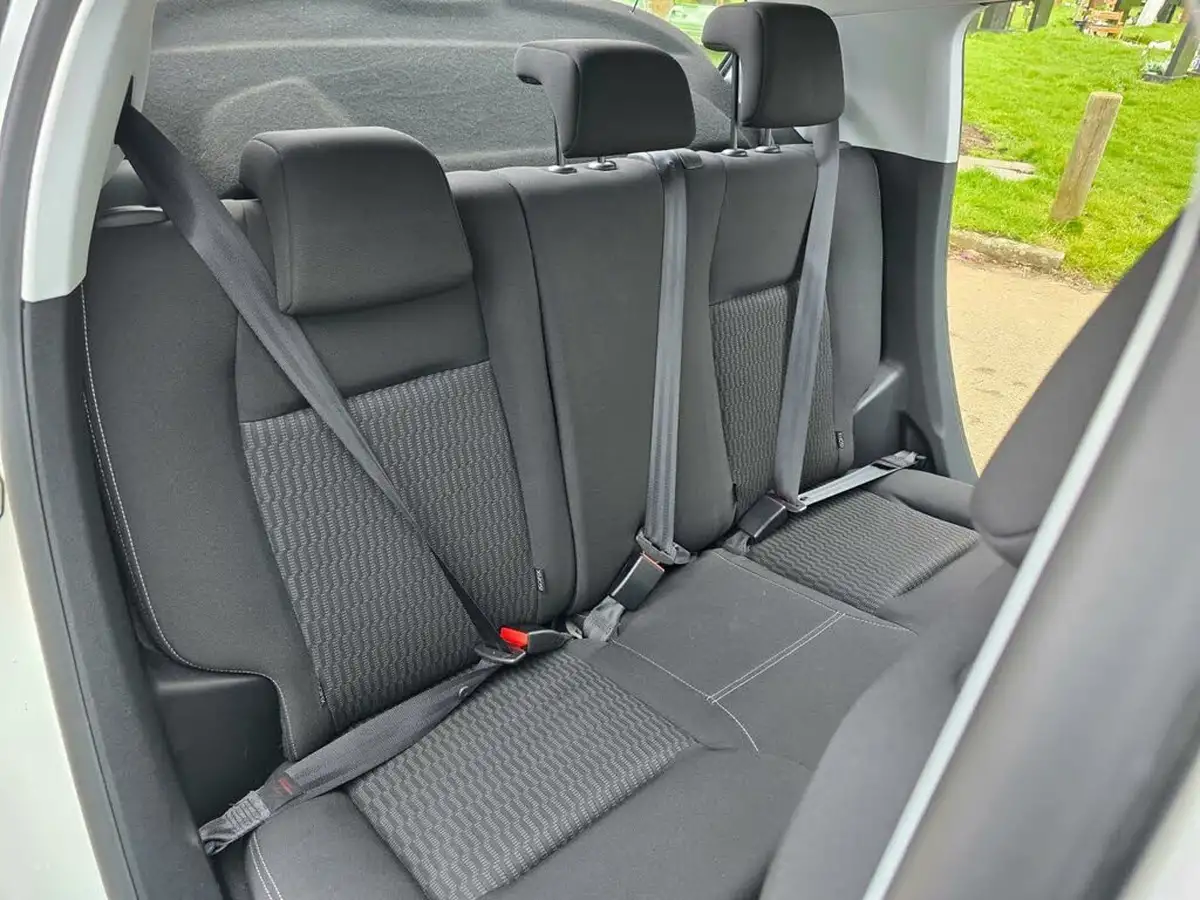 2015-peugeot-208-12-puretech-active-5d-big-24