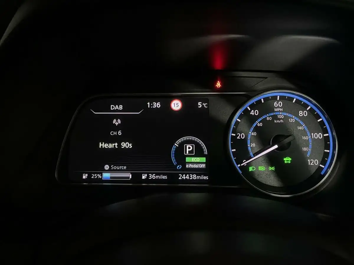 2022-nissan-leaf-e-acenta-39kwh-big-13