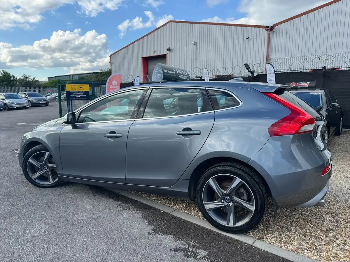 2015-volvo-v40-20td-d2-r-design-lux-nav-big-4