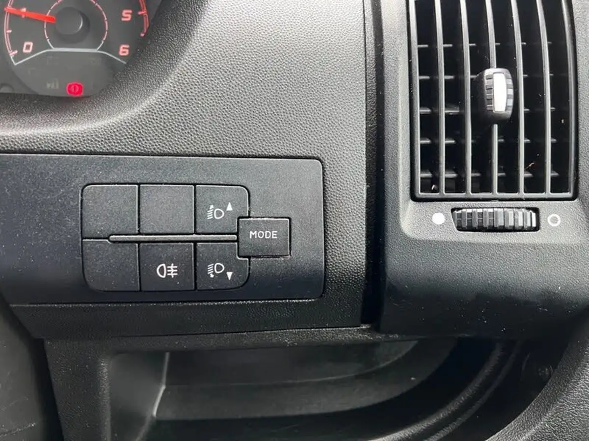 2019-peugeot-boxer-20-bluehdi-335-l4-luton-bfb-big-44