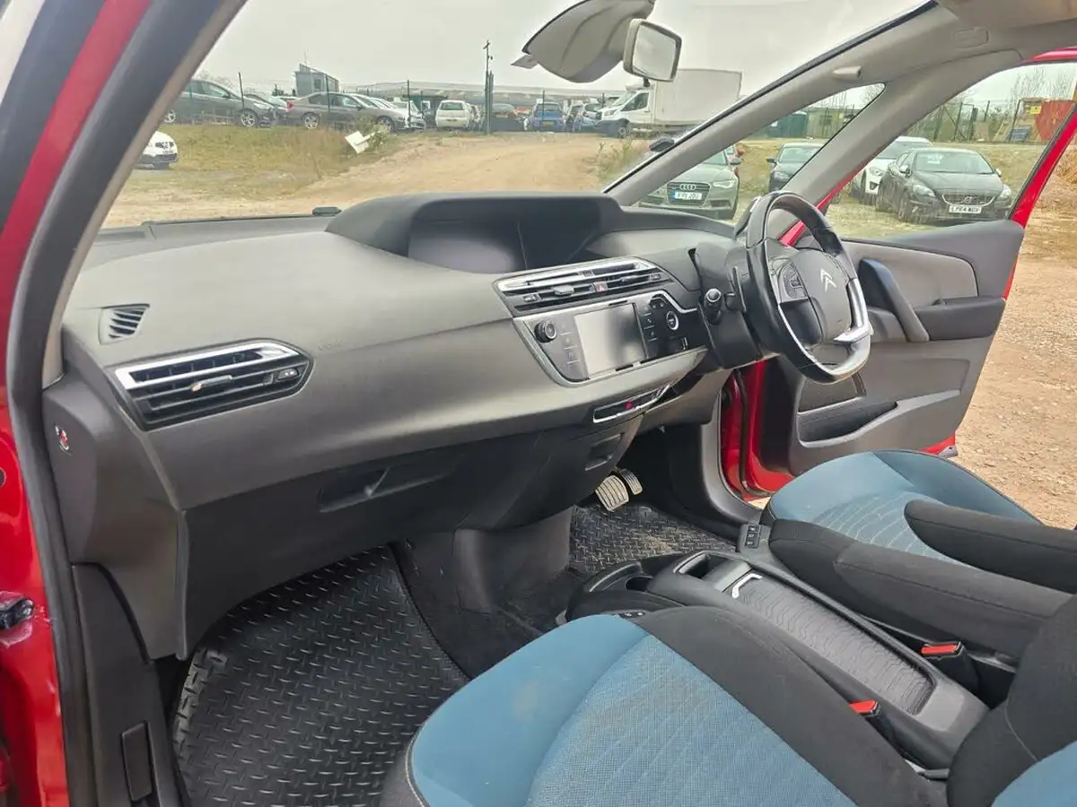 2016-citroen-grand-c4-picasso-16bluehdi-feel-eat6-big-20