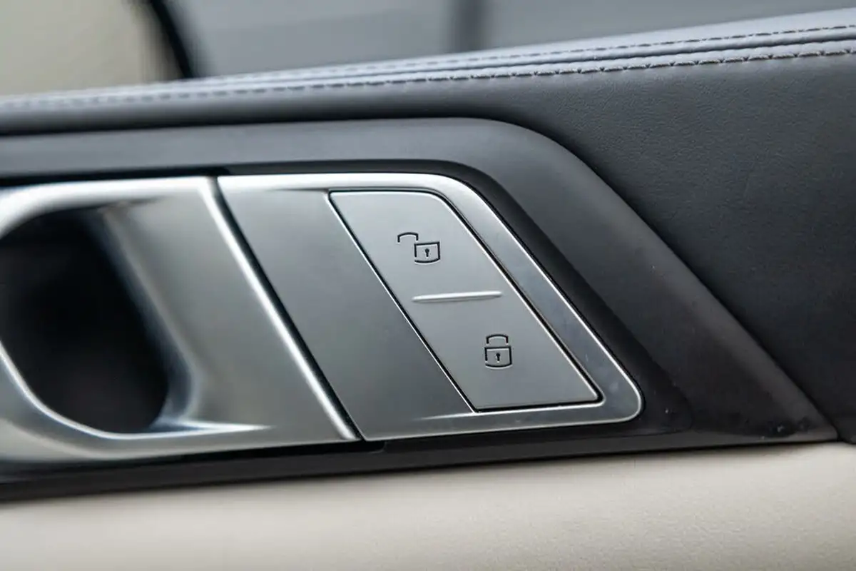 2020-bmw-x7-30td-m50d-big-25