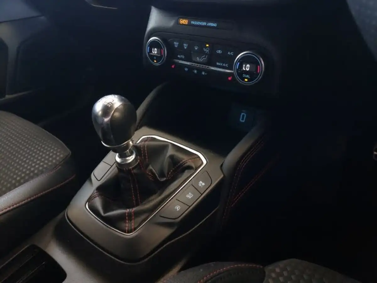 2020-ford-focus-10t-st-line-x-hatchback-big-9