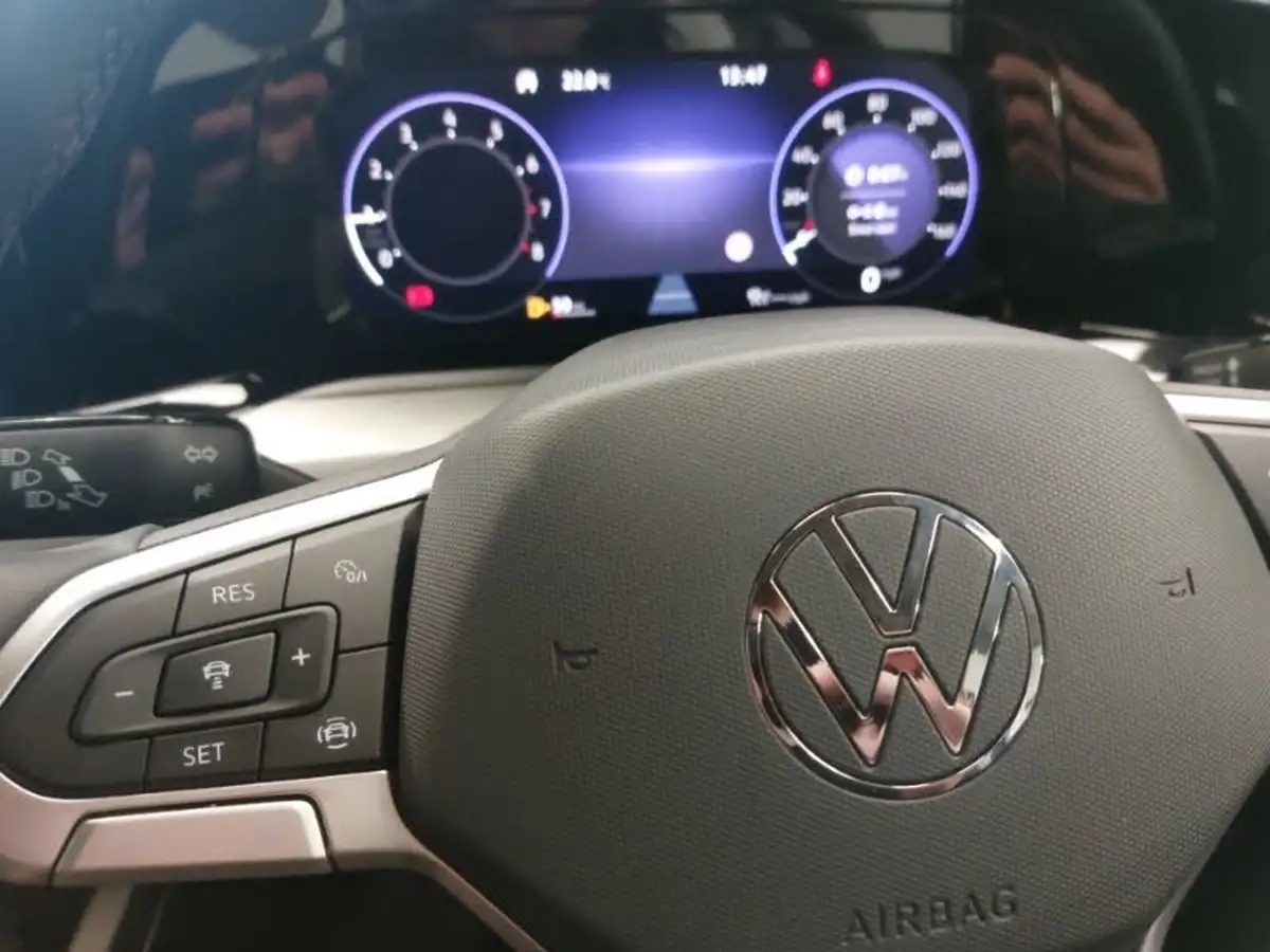 2024-volkswagen-golf-10-tsi-life-hatchback-big-16