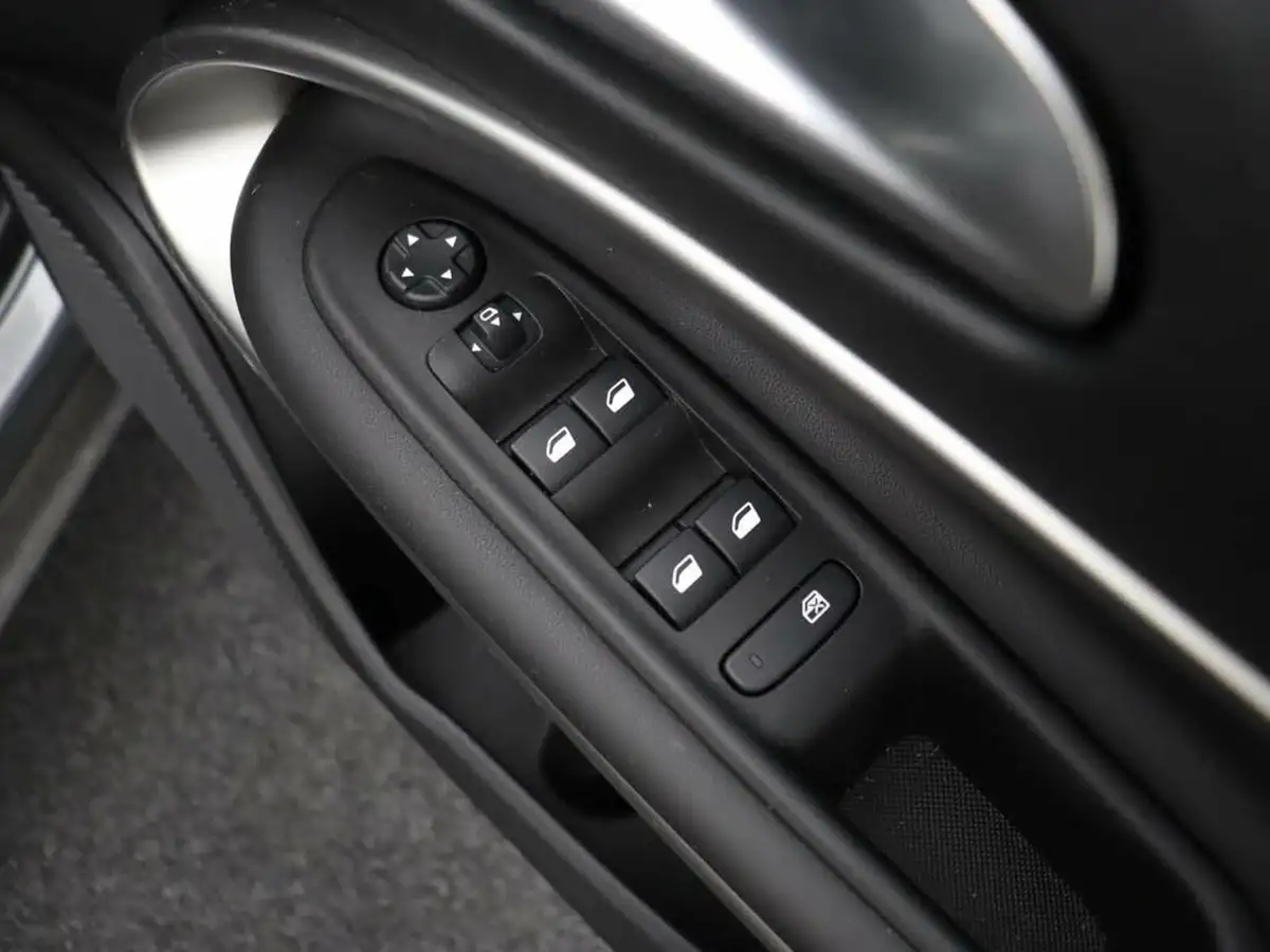 2024-jeep-avenger-12-gse-summit-e-hybrid-48v-auto-big-24