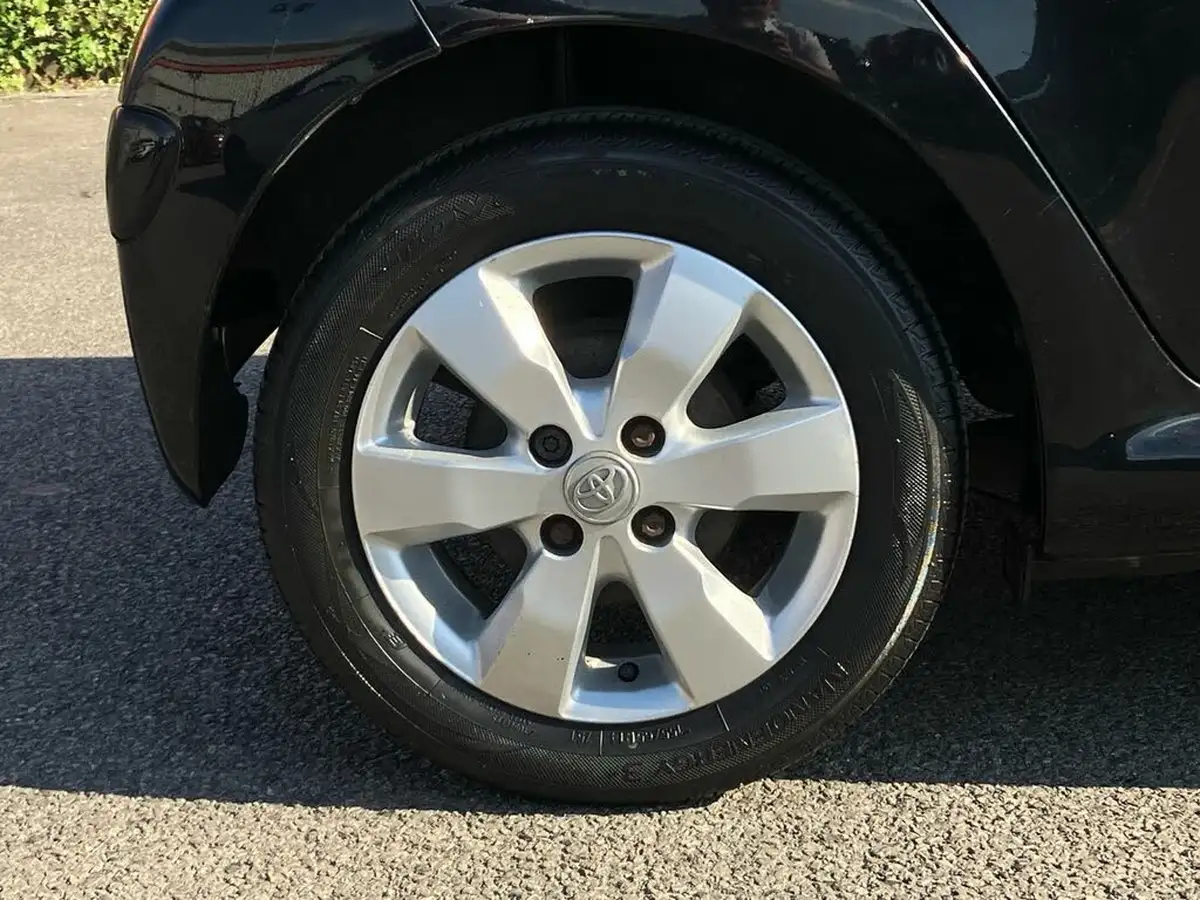 2012-toyota-aygo-10-aygo-fire-5d-big-7