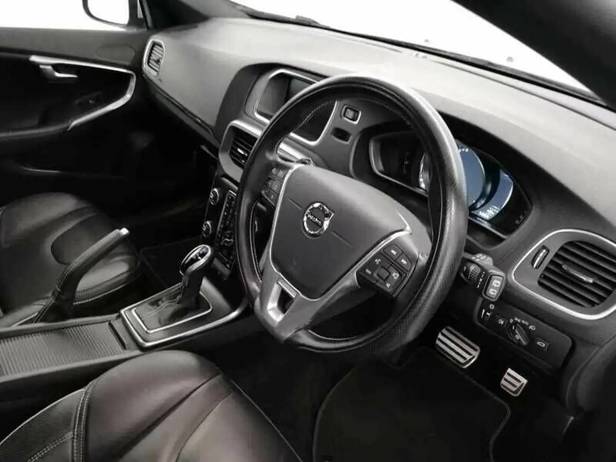 2019-volvo-v40-15-t3-r-design-edition-big-9