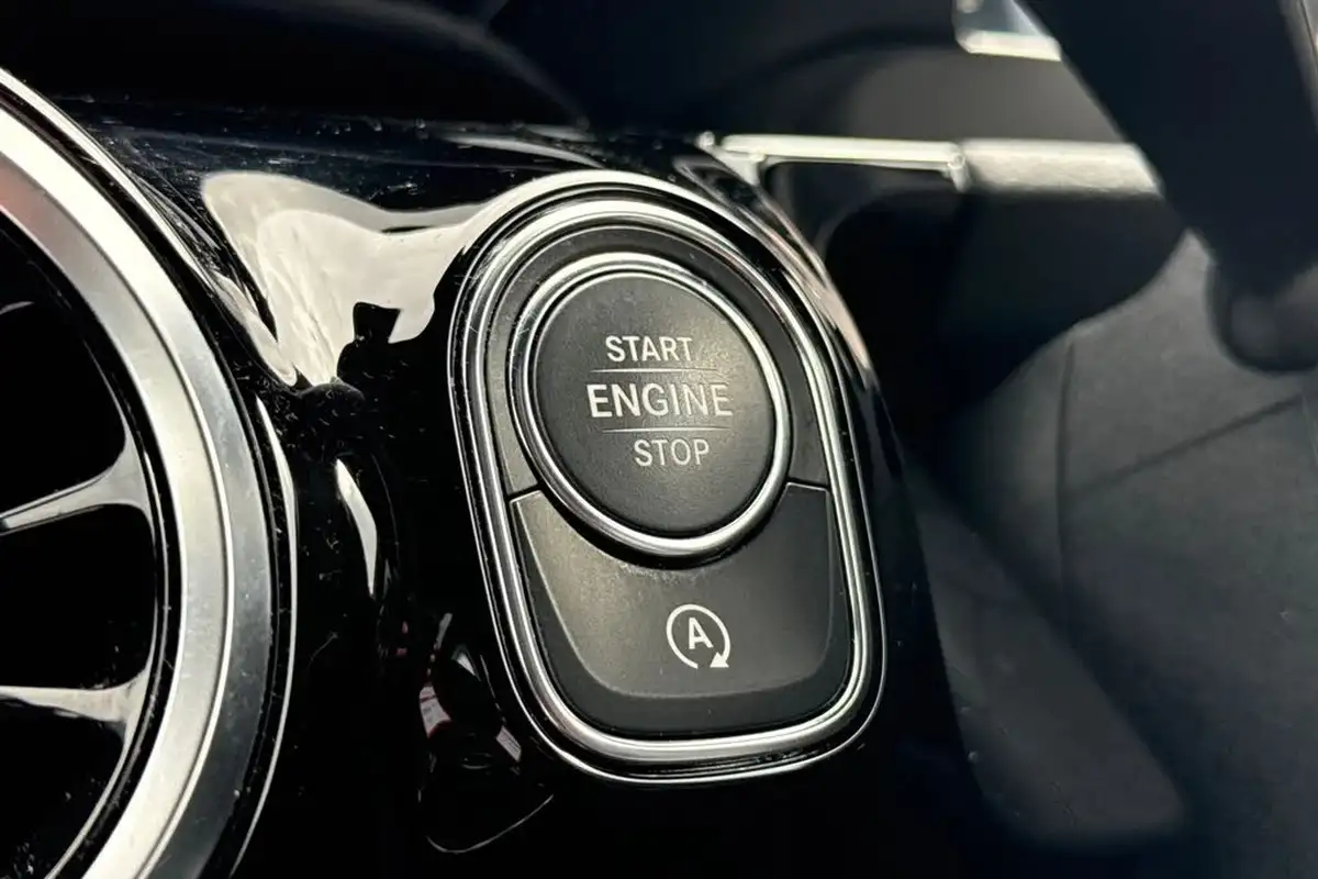 2021-mercedes-benz-gla-class-13-gla-200-amg-line-big-29