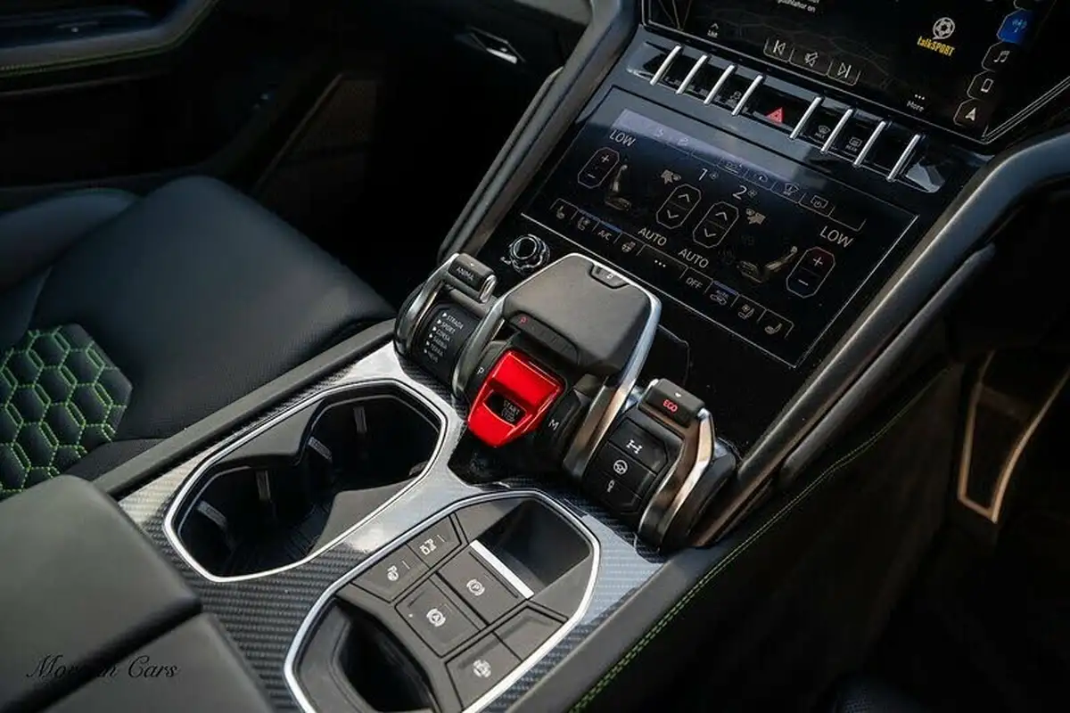 2021-lamborghini-urus-40-no-trim-big-36