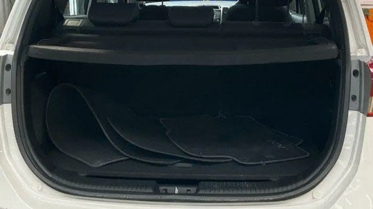 2013-hyundai-ix20-16-style-123bhp-big-10