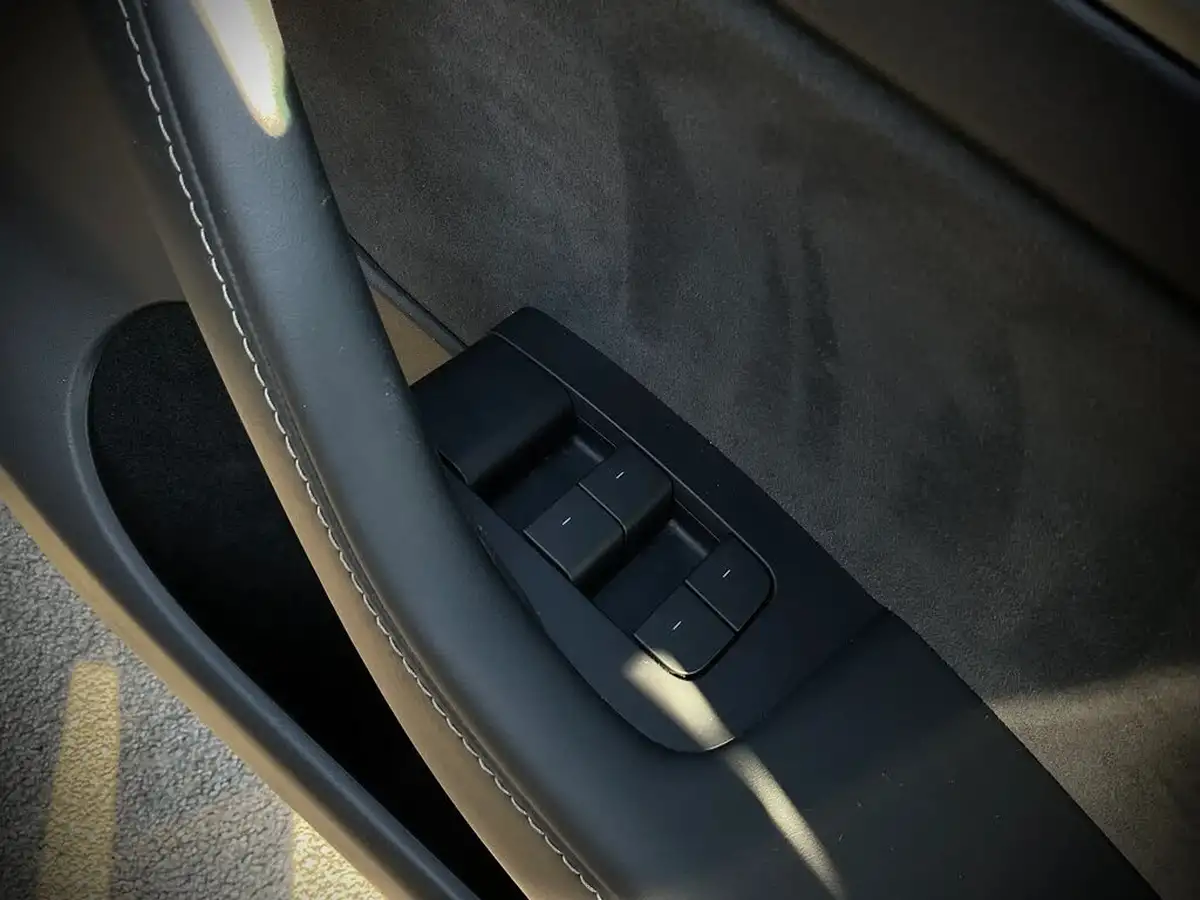 2022-tesla-model-y-e-long-range-big-21