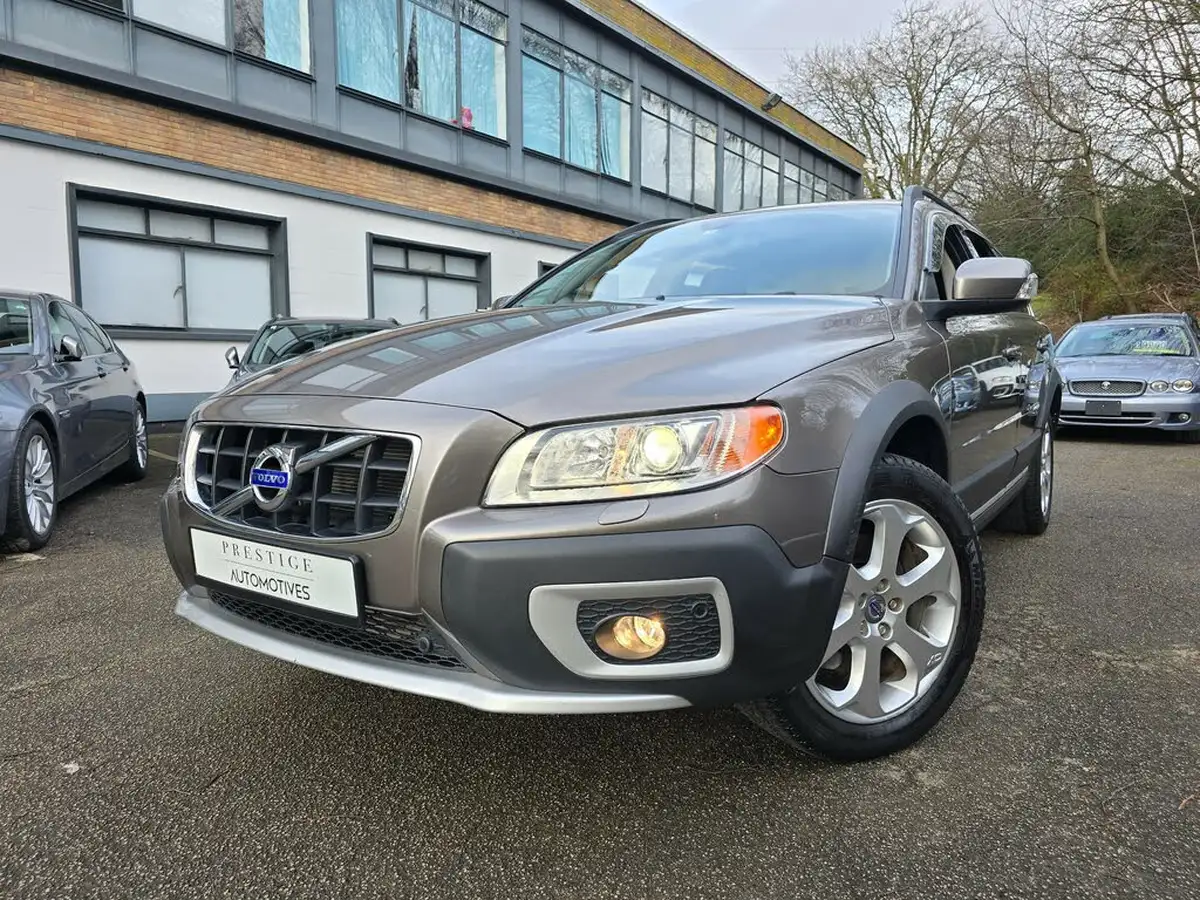 2011-volvo-xc70-30-t6-se-big-0