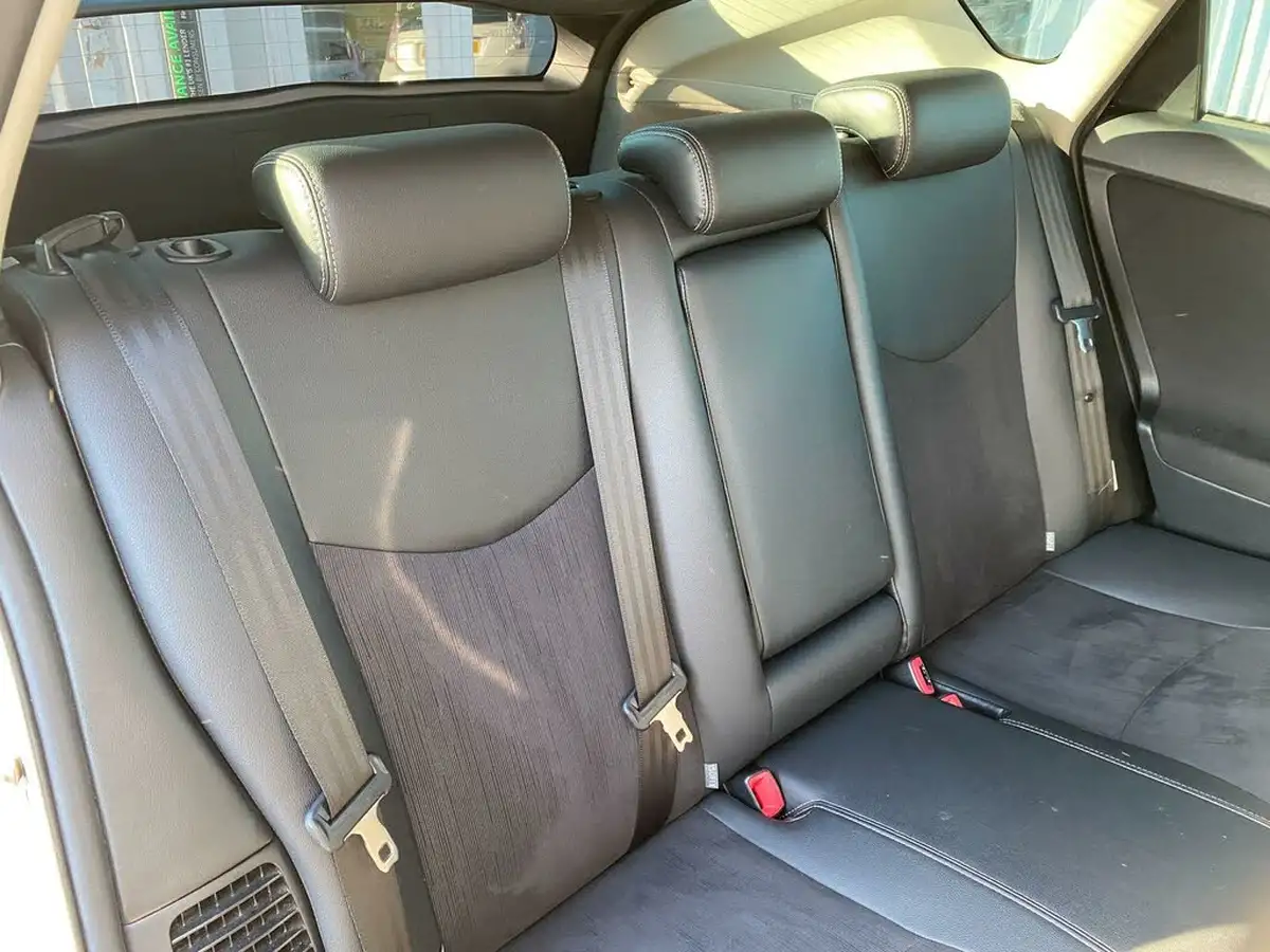 2015-toyota-prius-18-t-spirit-big-3