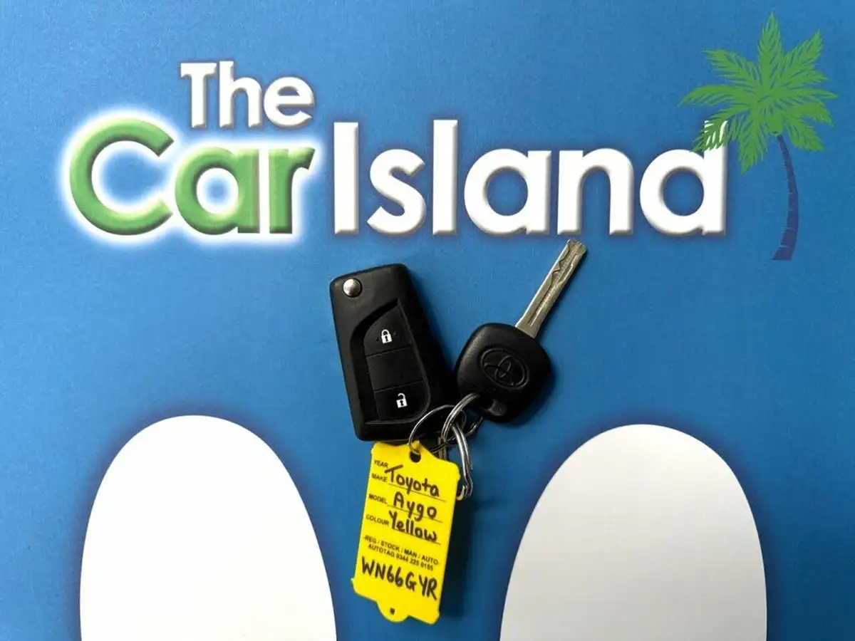 2016-toyota-aygo-10-vvt-i-x-cite-3-bi-tone-yellow-3d-big-31