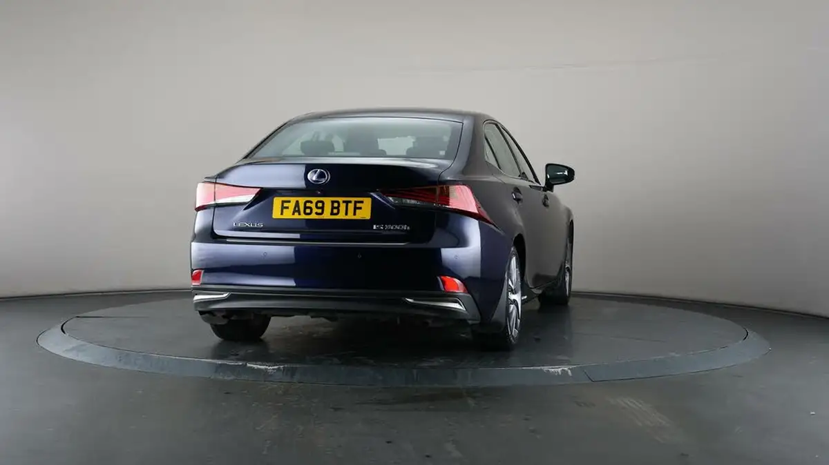 2019-lexus-is-300h-25-is-big-61