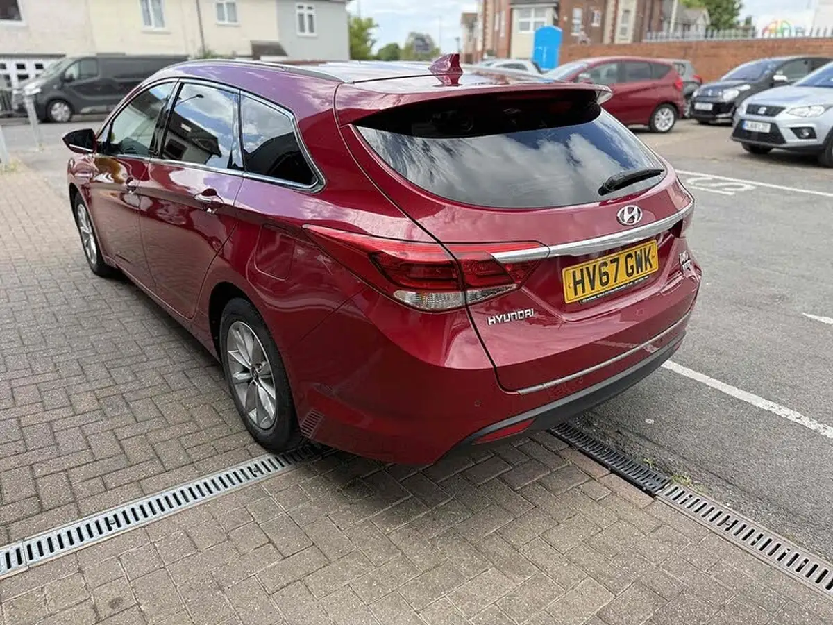 2017-hyundai-i40-17crdi-se-nav-business-141ps-tourer-5d-big-4